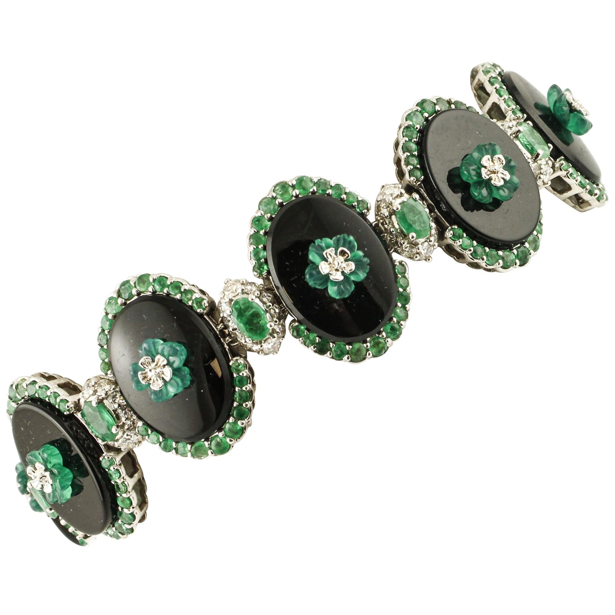 Bracelet en or blanc avec fleurs ovales en agate noire, agate verte, émeraudes et diamants en vente