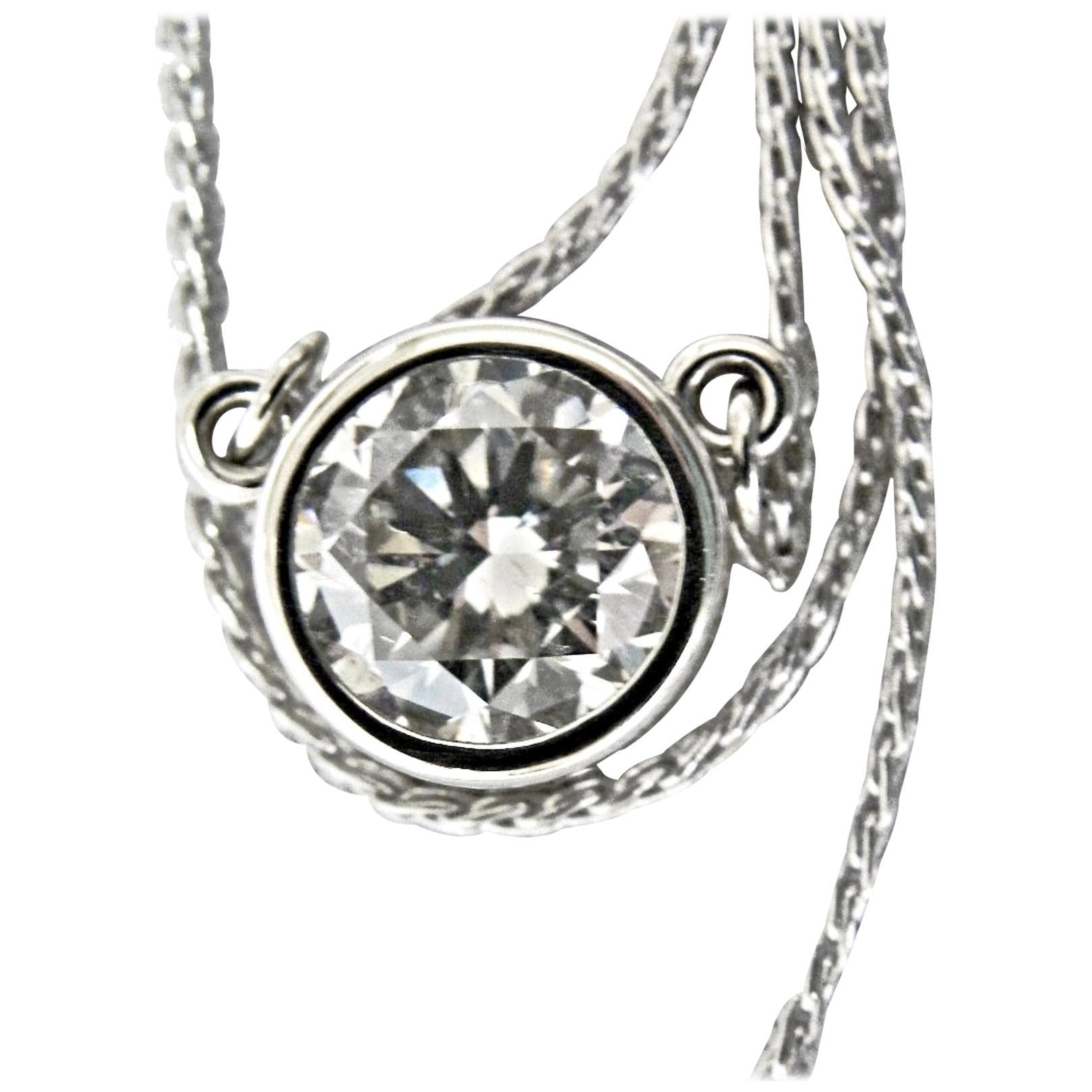 Collier pendentif solitaire en diamants ronds de 1,50 carat Unisexe en vente