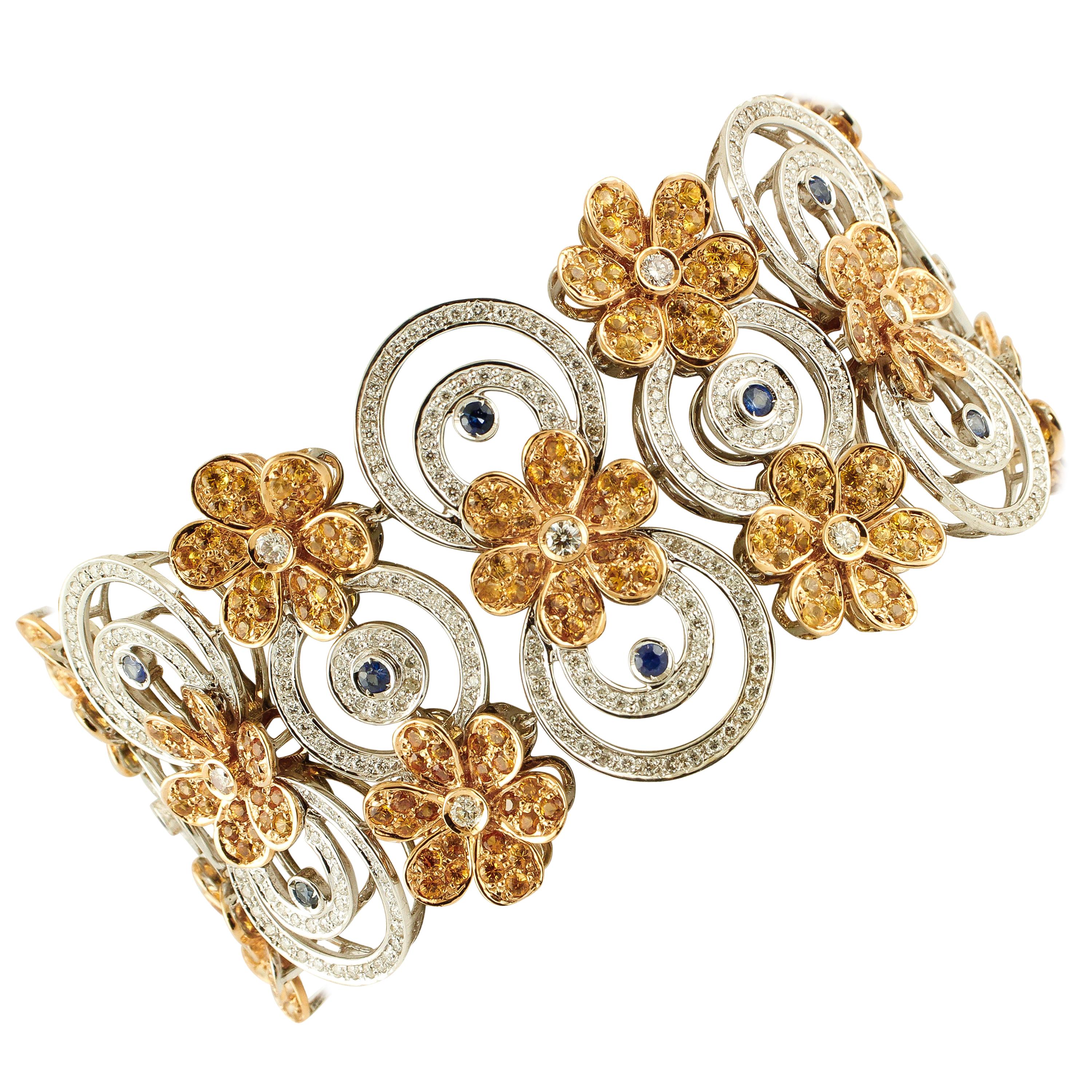 Bracelet fleuri et cercles en or blanc et rose, diamants, saphirs bleus et jaunes en vente