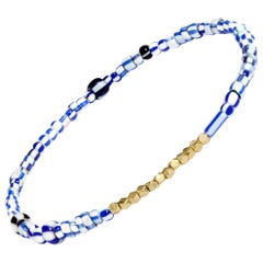 14 Karat Gold und Vintage Blau gemischtes Perlenarmband von Allison Bryan