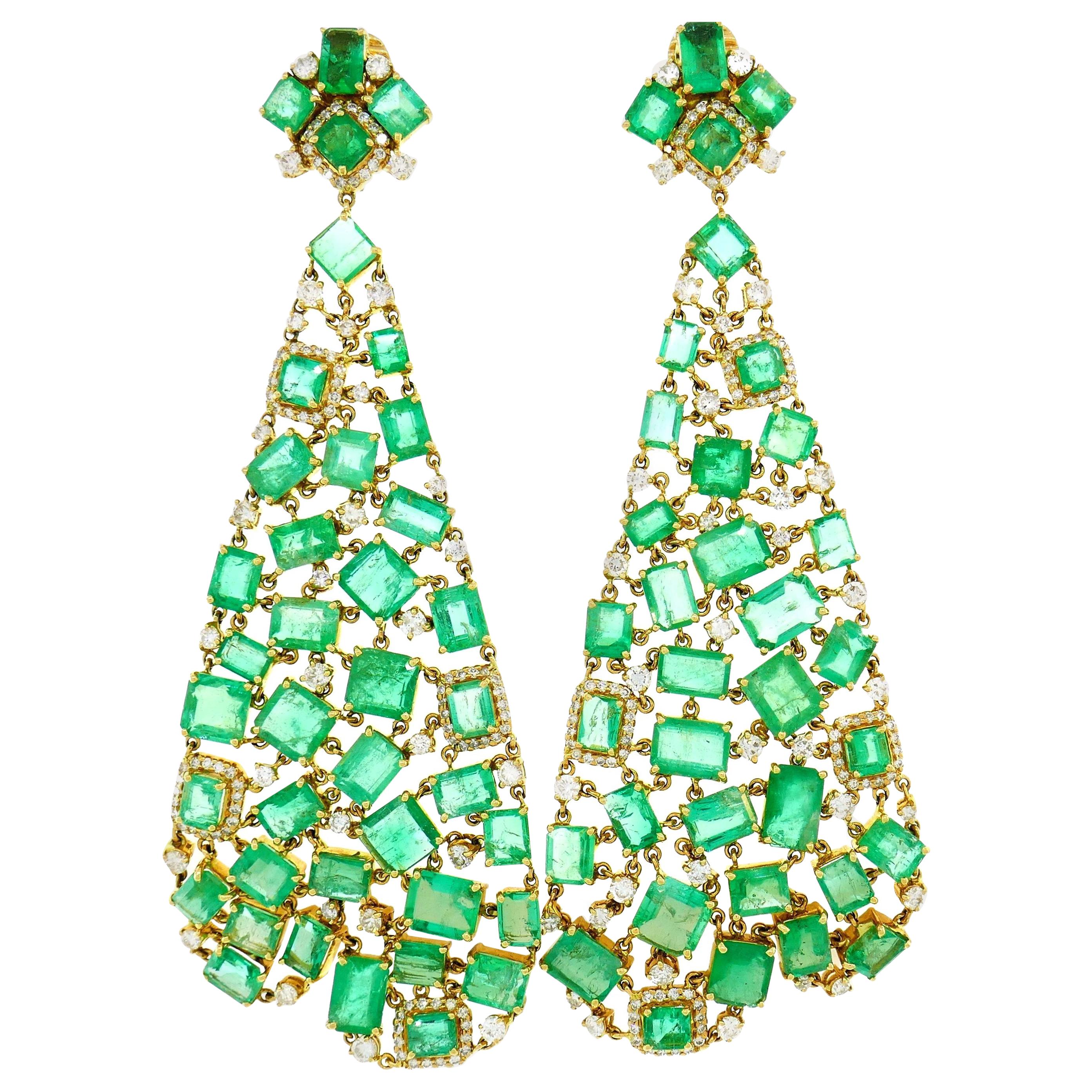 20 Carat Diamond Emerald Chandelier Earrings 18 Karat Yellow Gold For Sale