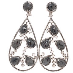 RUCHI Boucles d'oreilles chandelier en rhodium noir avec diamants noirs et diamants blancs taillés en rose