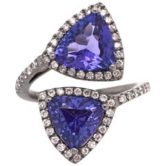 RUCHI Anello Cocktail con Tanzanite Trillion e Diamante Pavé in Oro Rodio Nero