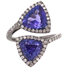 RUCHI Bague cocktail Tanzanite trillion et diamant pavé en or rhodié noir