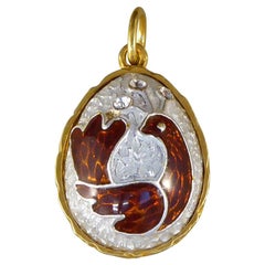 Vieille breloque oeuf oiseau pendentif argent doré et émail