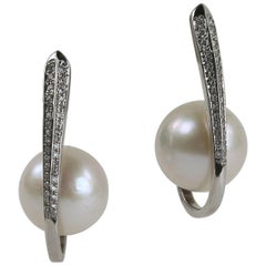 Boucles d'oreilles pendantes en or blanc avec diamants et perles des mers du Sud de qualité artisanale