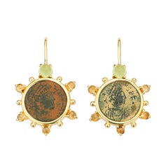 Dubini Boucles d'oreilles en or 18 carats avec pièce de monnaie romaine antique de Constantin en bronze, péridots et citrine