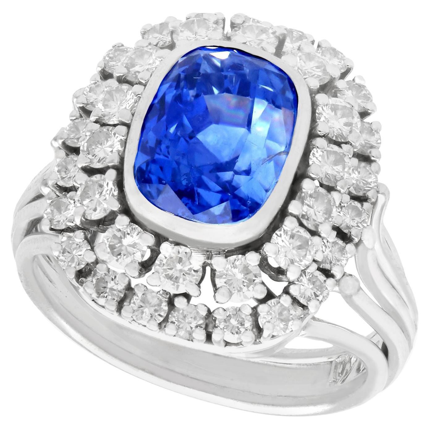 Anillo francés en racimo de oro blanco con zafiro de Ceilán de 5,40 quilates y diamantes de 1,45 quilates