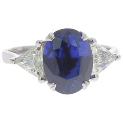 5.48 Carat Violetish-Blue Sapphire Cocktail Ring Set with 2 Triangles Diamond