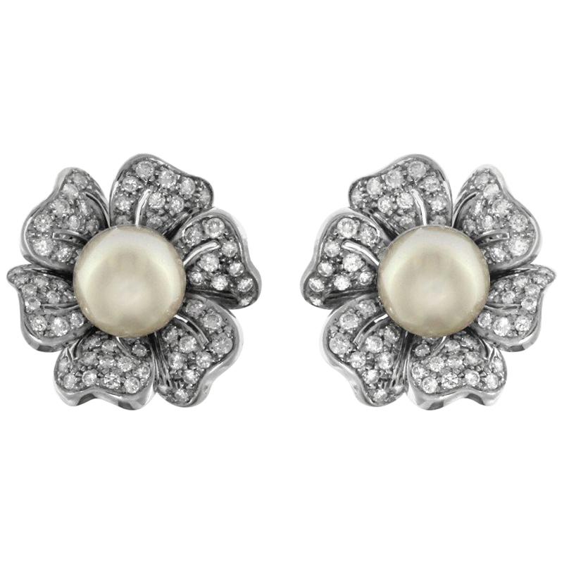 Blumen-Ohrringe aus weißem 18 Karat Gold mit Perlen und Diamanten im Angebot