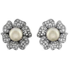 Boucles d'oreilles fleur en or blanc 18 carats, perles et diamants