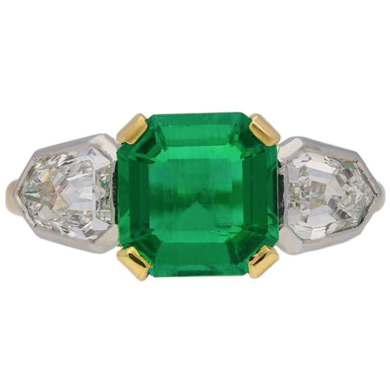 Art Deco Colombian Emerald and Diamond Ring, circa 1930 For Sale