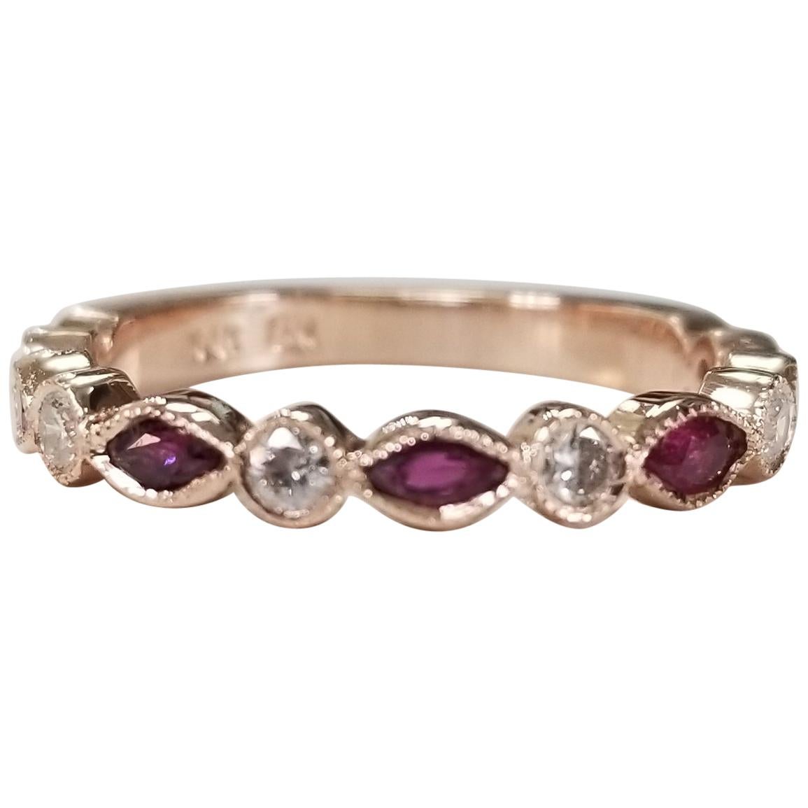 Anillo de rubí y diamantes de 14 quilates