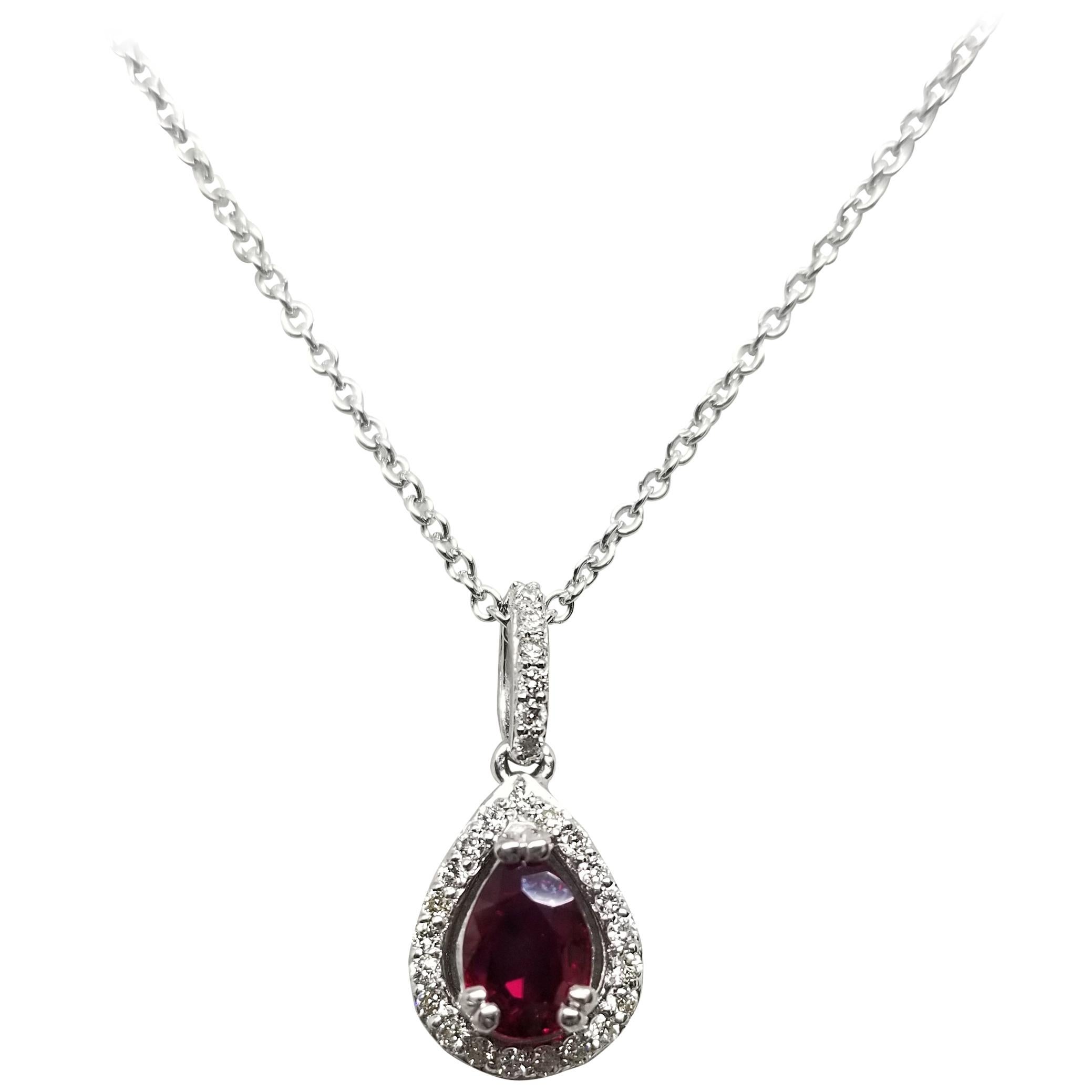 Pendentif halo en rubis et diamants 14 carats