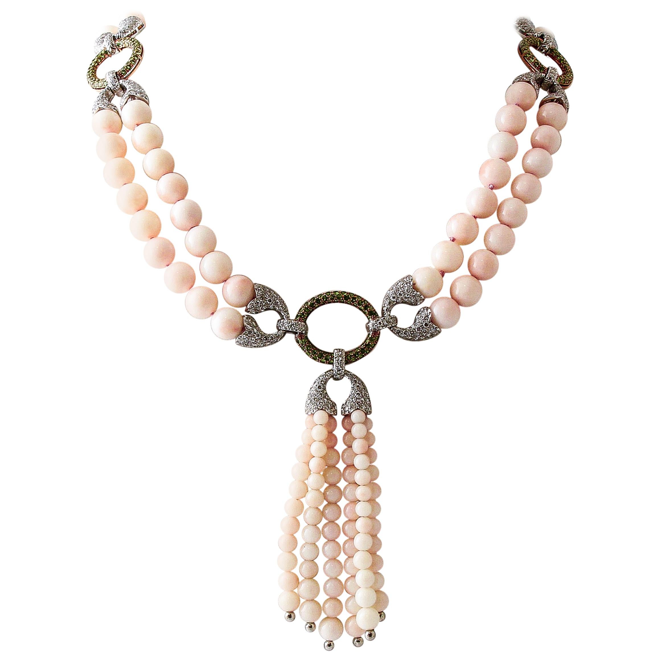 Collier perlé en or blanc et rose, diamants, tsavorites, sphères de corail rose en vente