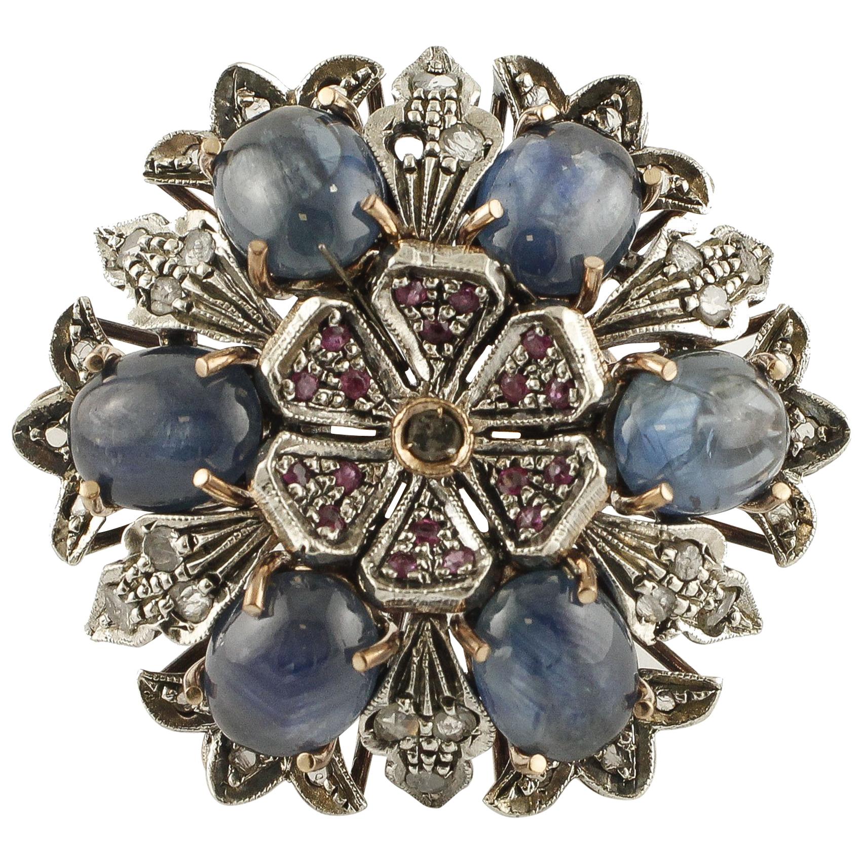 Retro-Ring mit Rubinen, blauen Saphiren, Diamanten aus 9 Karat Gold und Silber mit Blumenmuster