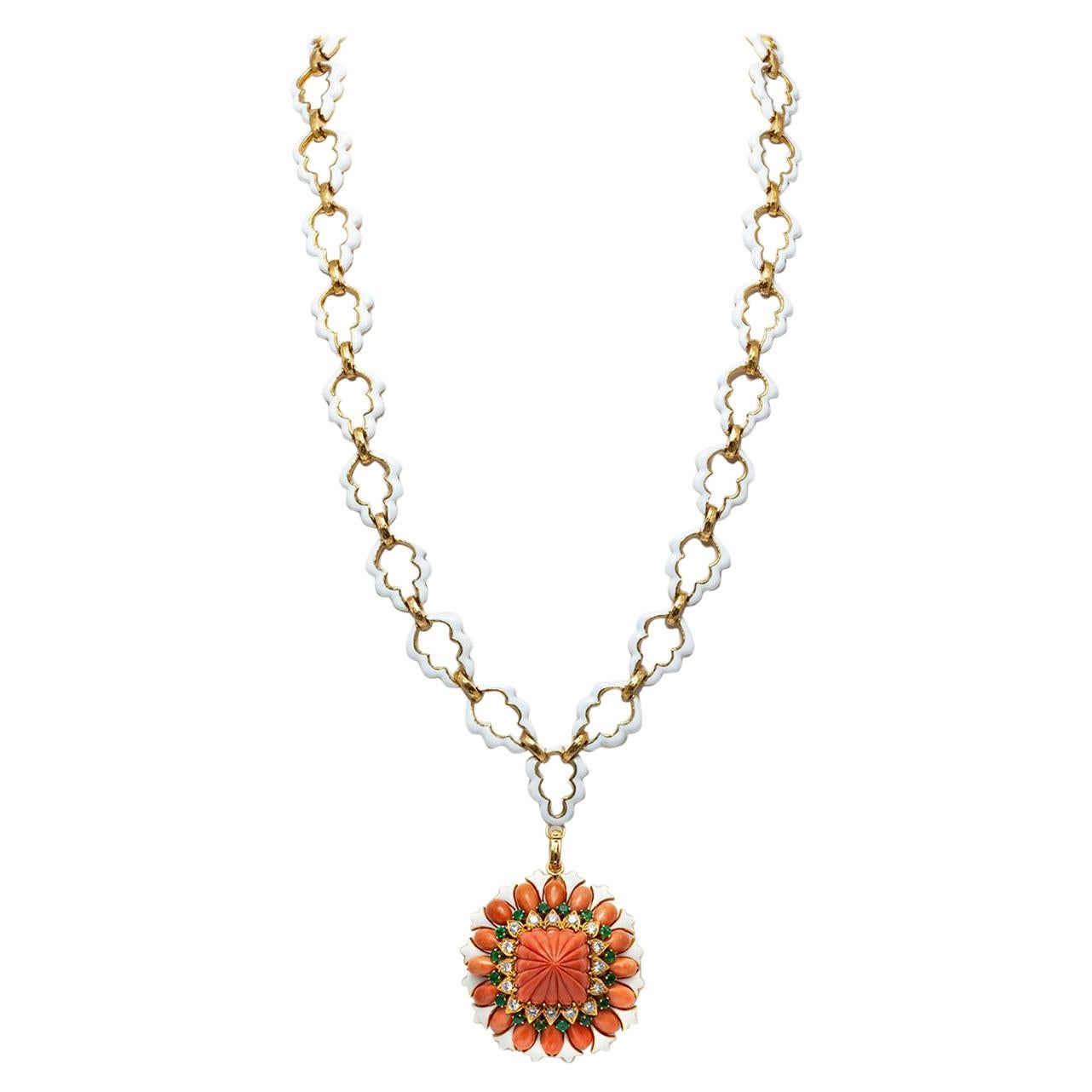 David Webb, collier long pendentif broche en corail sculpté