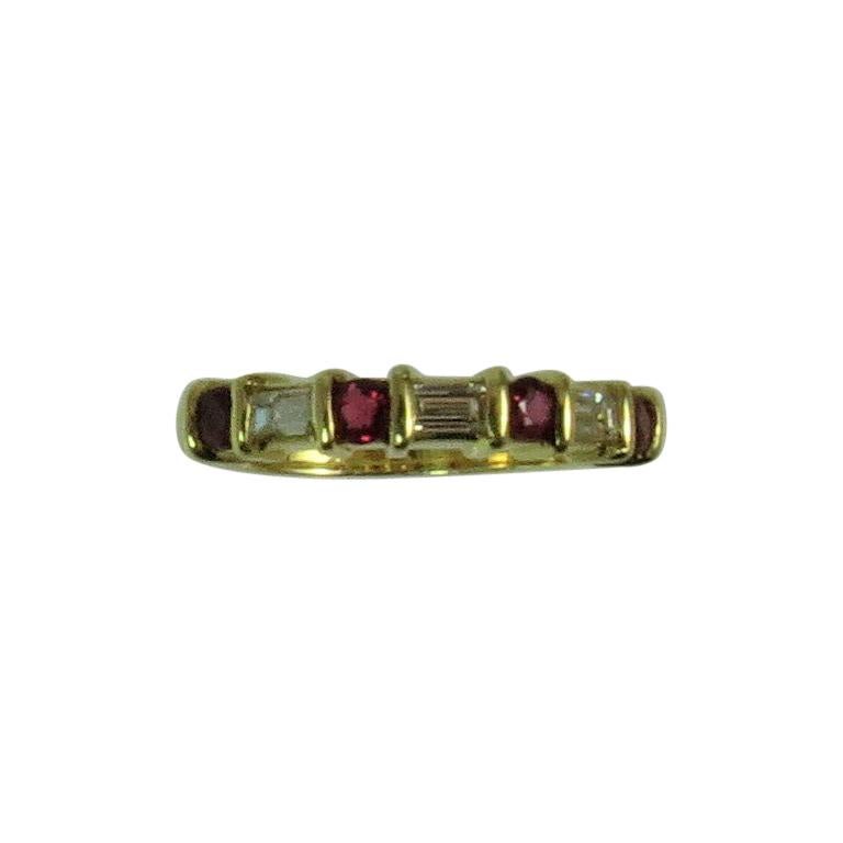 18 Karat Yellow Gold Band Ring with Round Rubies and Baguettes For Sale