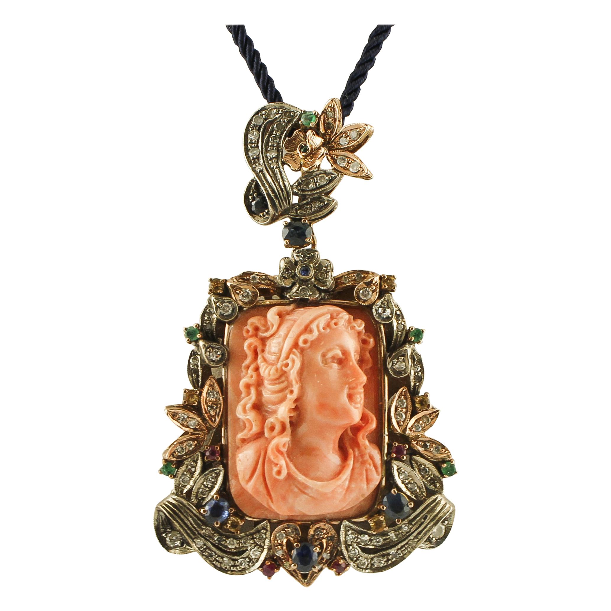 Corail orange gravé, diamants, rubis, saphirs bleus, pendentif en or et argent en vente