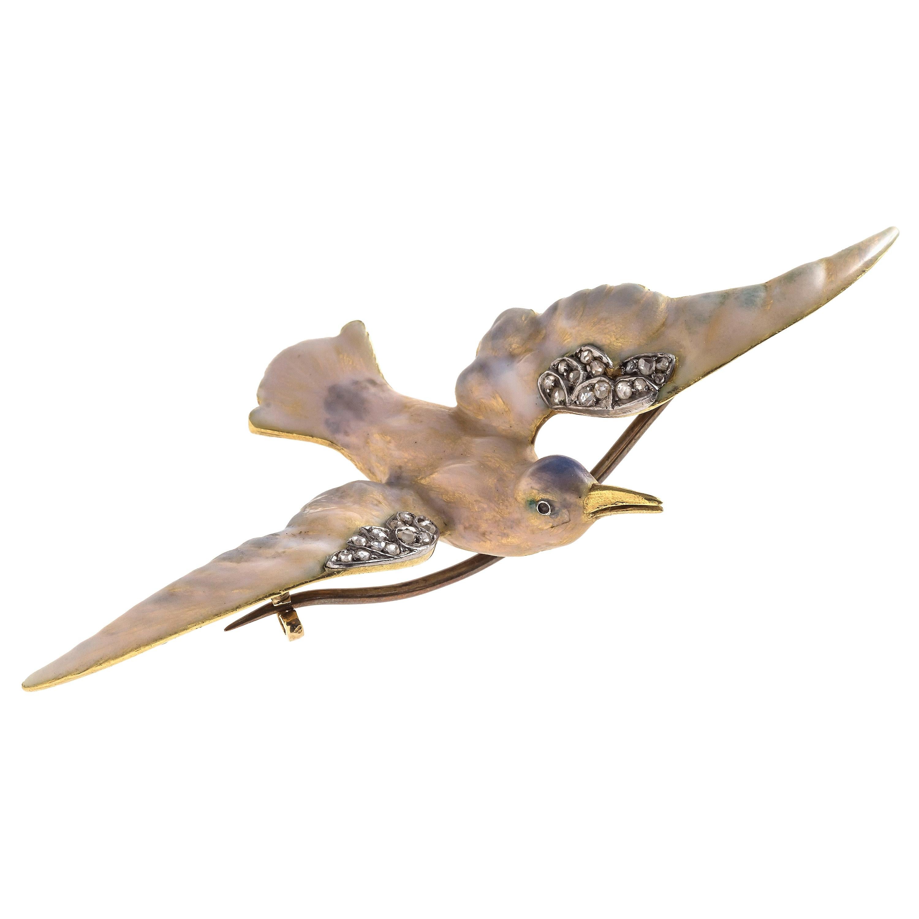 Rarissime broche Art Nouveau représentant une mouette. L'oiseau finement modelé est décoré d'émail guilloché dans des couleurs irisées bleu pâle, vert et rose. L'oiseau est fait de  En or 18 carats, il est gravé de plumes sous l'émail. Même le