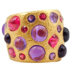 Bague artisanale martelée en or 22 carats avec spinelle, améthyste et cabochons coussin en forme de vis