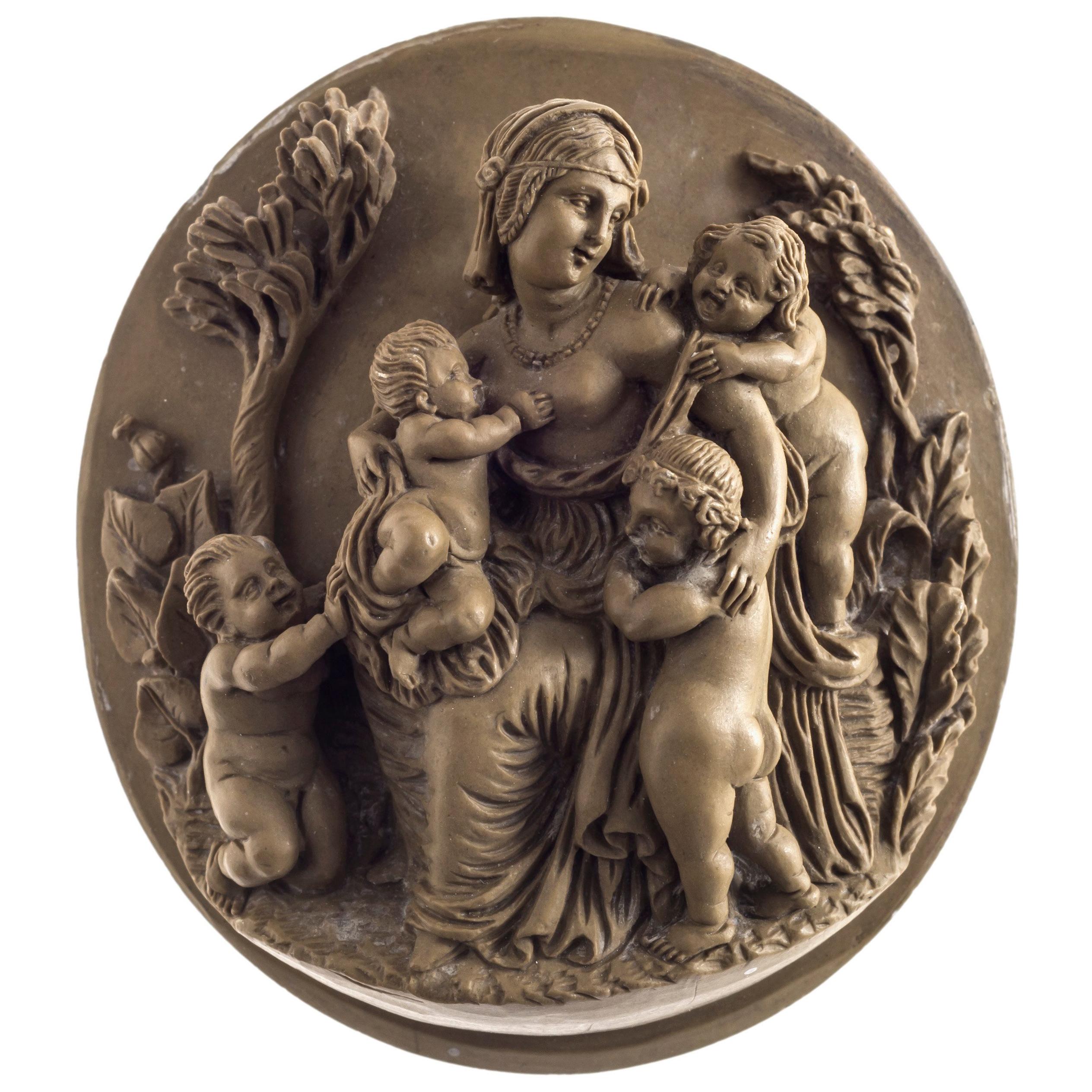 Ancienne sculpture en relief en pierre camée en forme de savon de jardin pour enfants du Caritas Charity, Italie