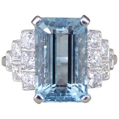 Contemporary 3.95 Carat Aquamarine and Diamond Ring in Platinum