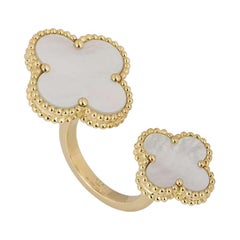 Van Cleef & Arpels Magic Alhambra zwischen den Fingerringen