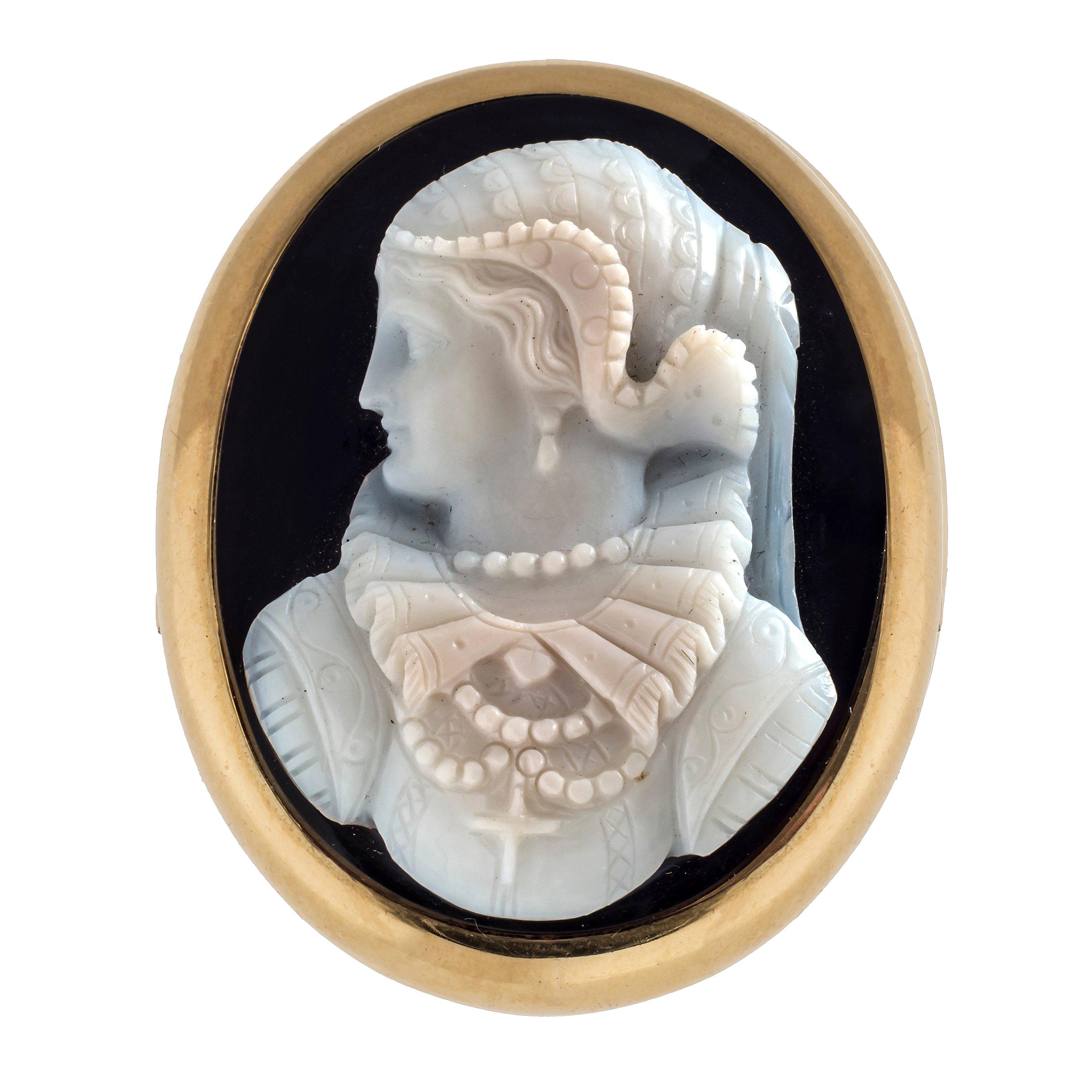 Broche et boucles d'oreilles en camée de sardonyx avec un buste de profil de Marie Stuart. Les attributs de Maria Stuart sont conformes à la mode de la Renaissance, comme le montrent les peintures d'époque la représentant. Belle sculpture datant