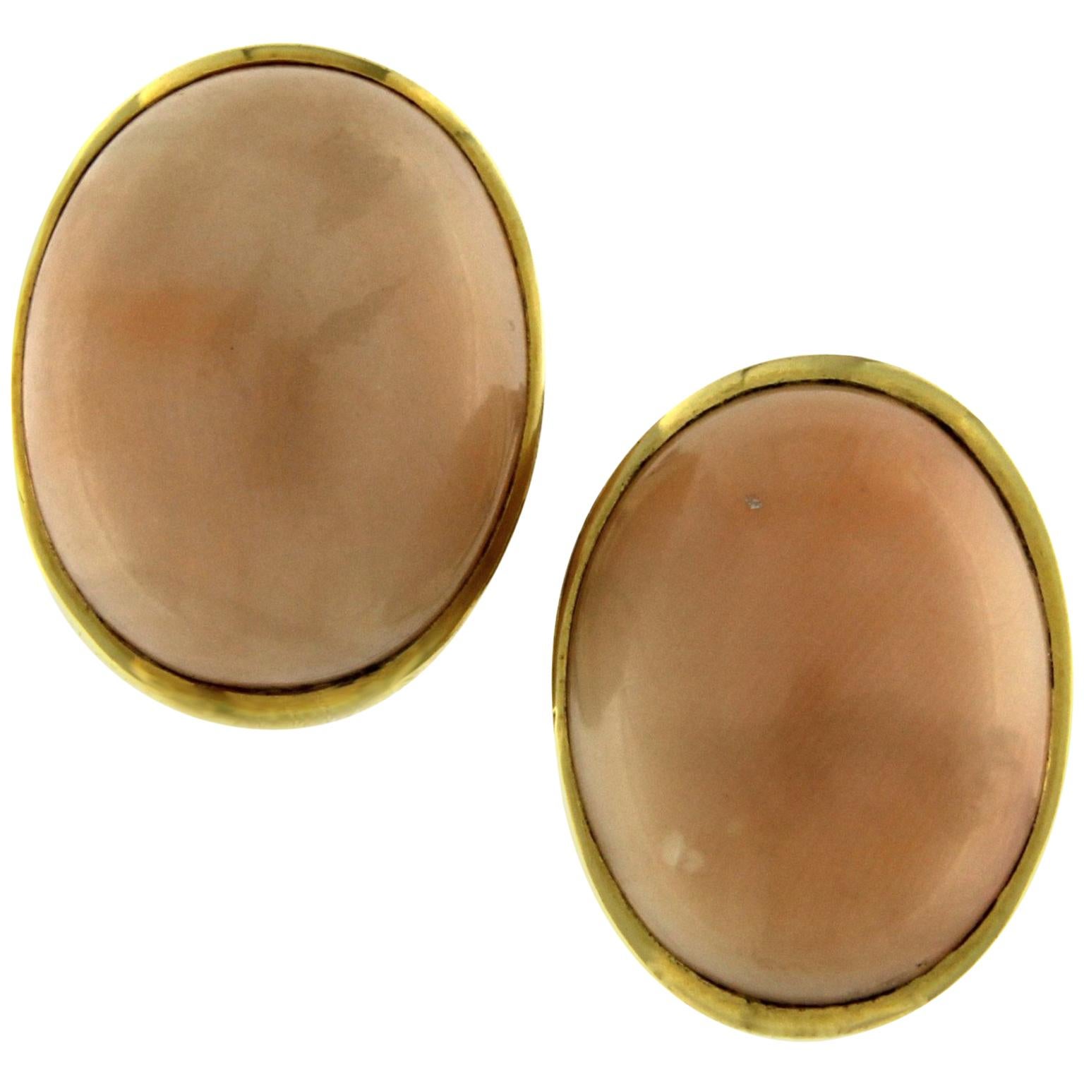 Boucles d'oreilles jaune 18 carats avec corail peau d'ange en vente