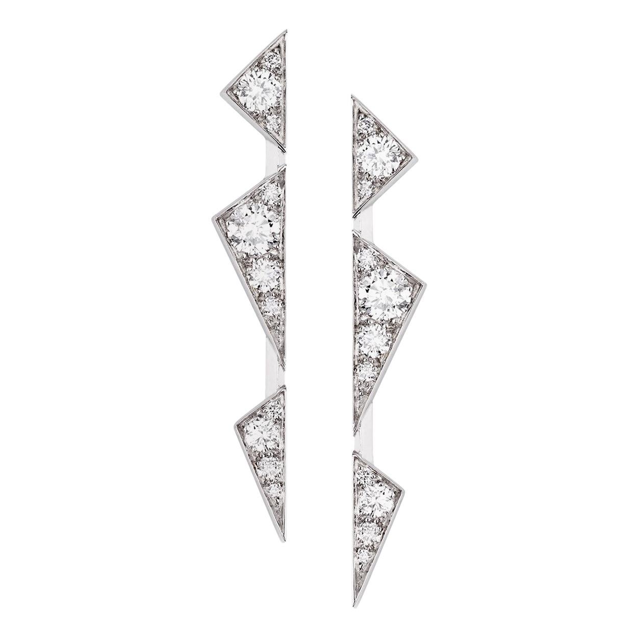Akillis Capture Me Earrings 18 Karat White Gold Set White Diamonds S Size For Sale