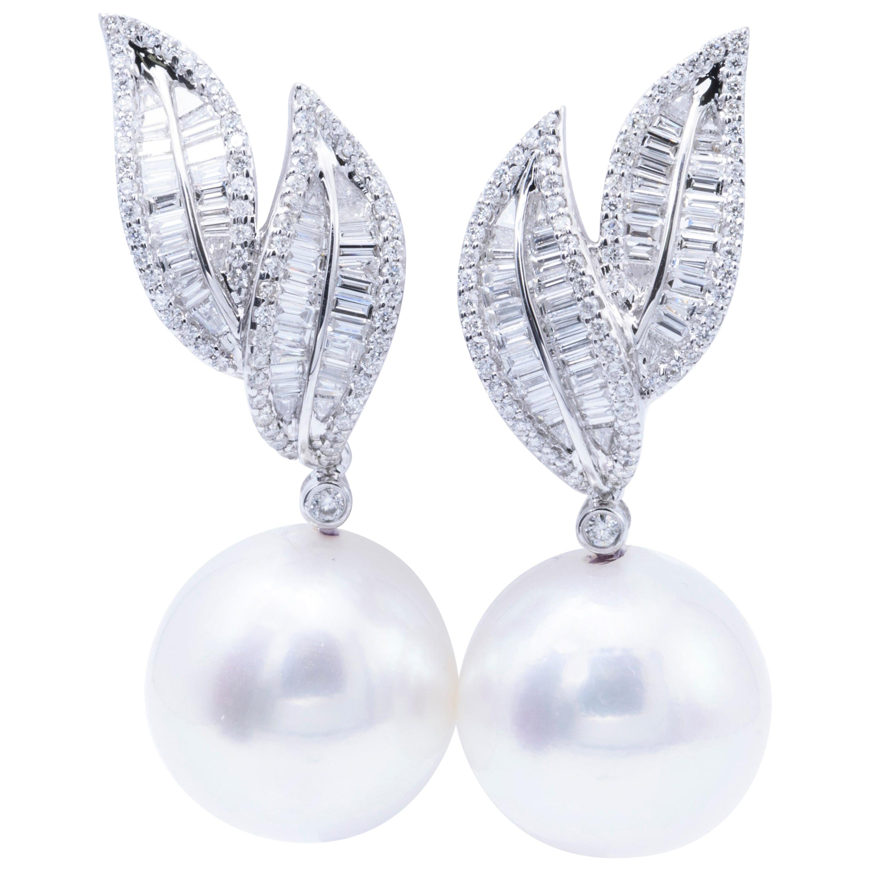 Pendants d'oreilles en goutte en or blanc avec perles des mers du Sud et diamants baguettes en vente