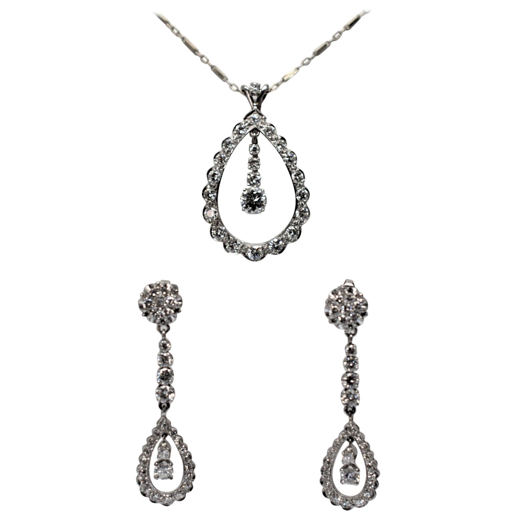 Collier et boucles d'oreilles en or blanc 14 carats avec diamants fins - Suite nuptiale en vente