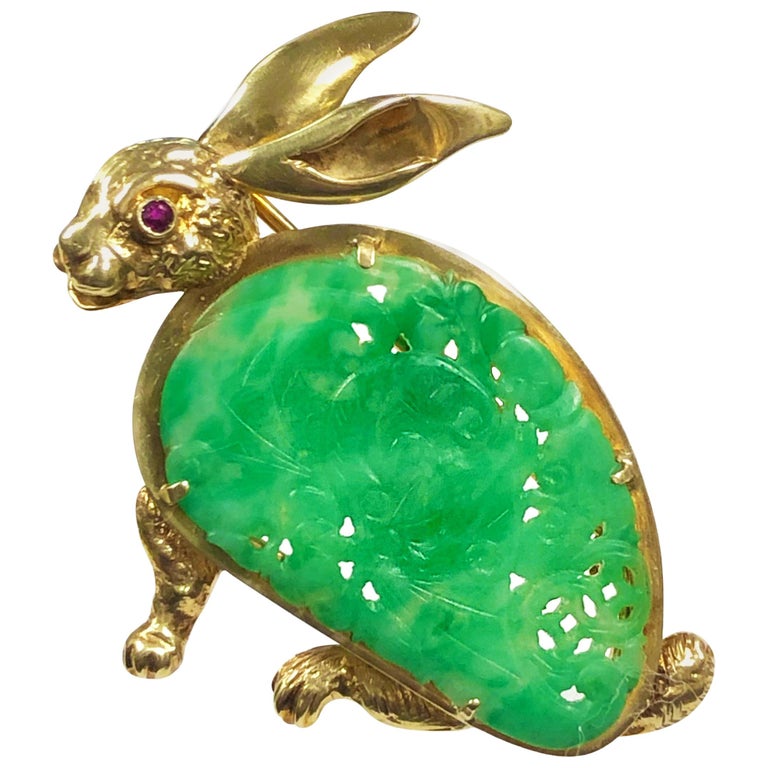 Vintage Yellow Gold and Carved Jade Bunny Rabbit Brooch For Sale