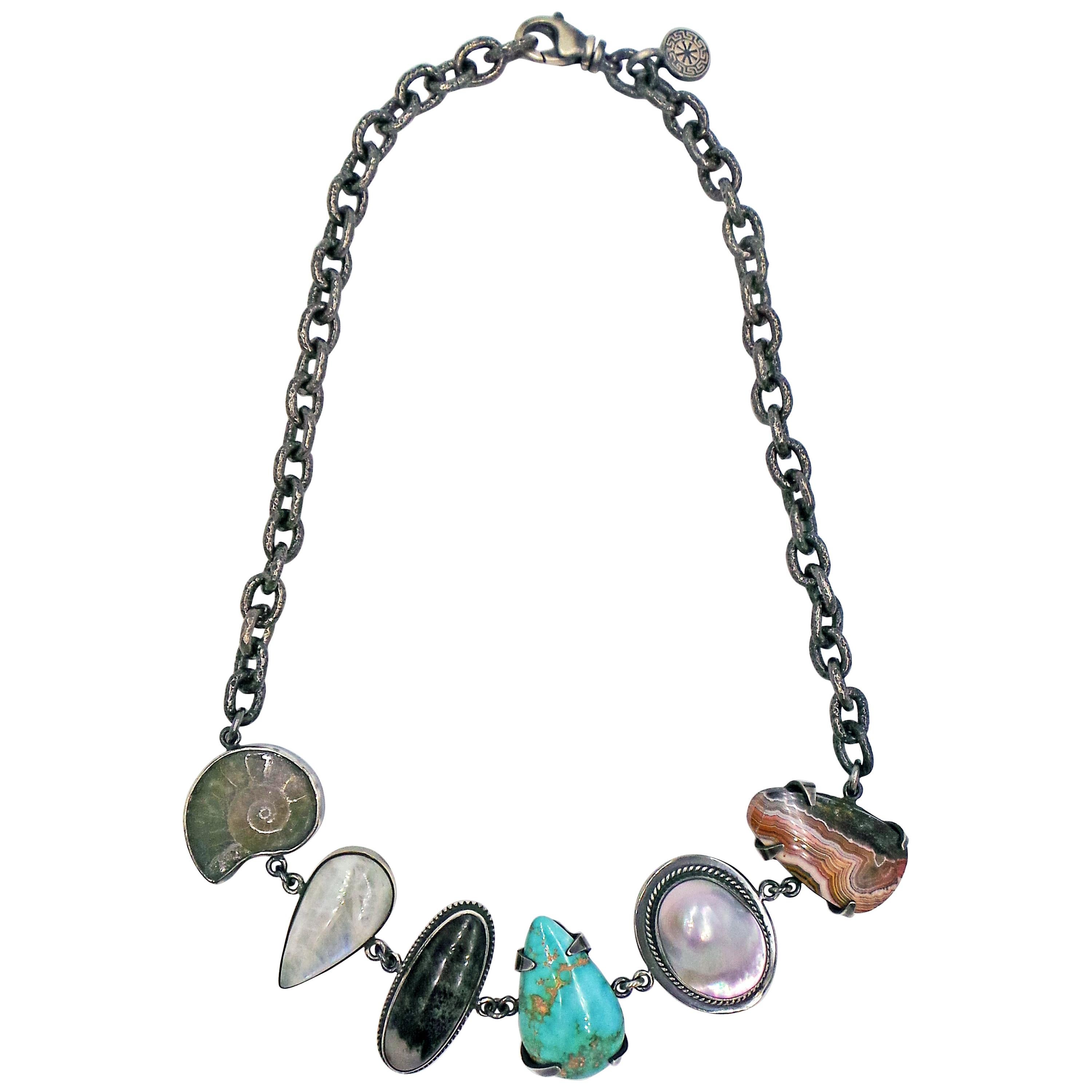 Halskette aus oxidiertem Sterlingsilber mit Fossil und Edelsteinen