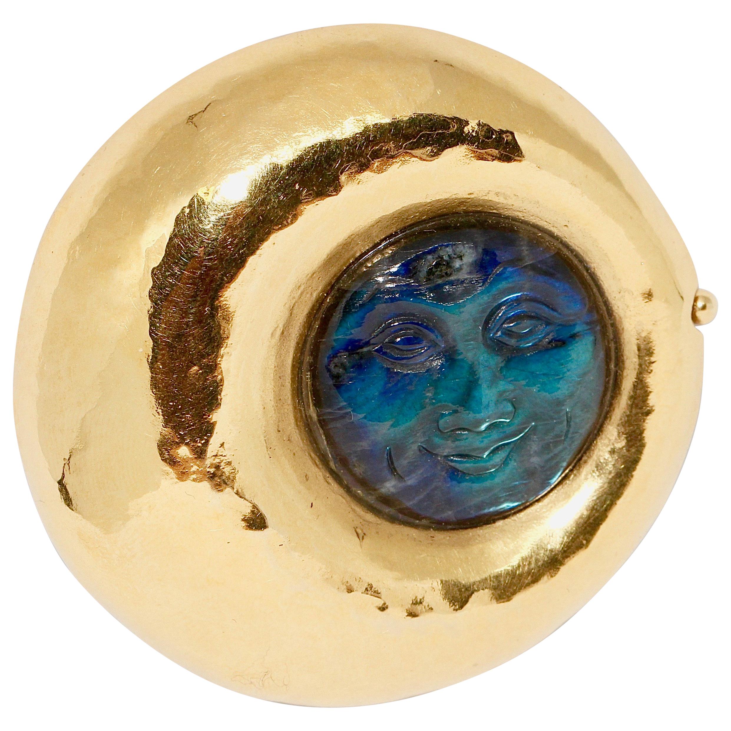 Broche de créateur en or 18 carats, martelée de la lune en nacre en vente