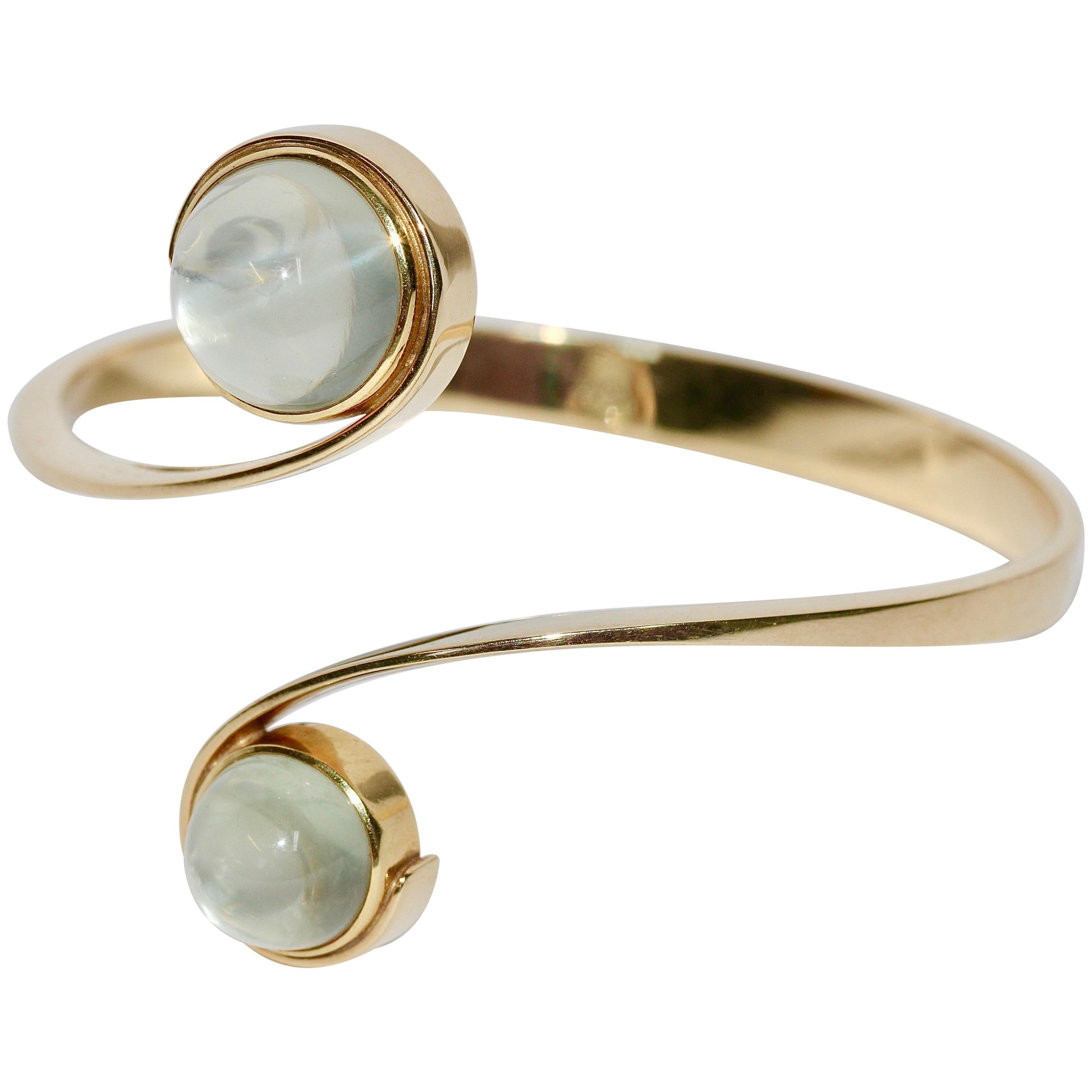Bracelet, bracelet jonc pour femme en or 14 carats avec pierres de lune en vente