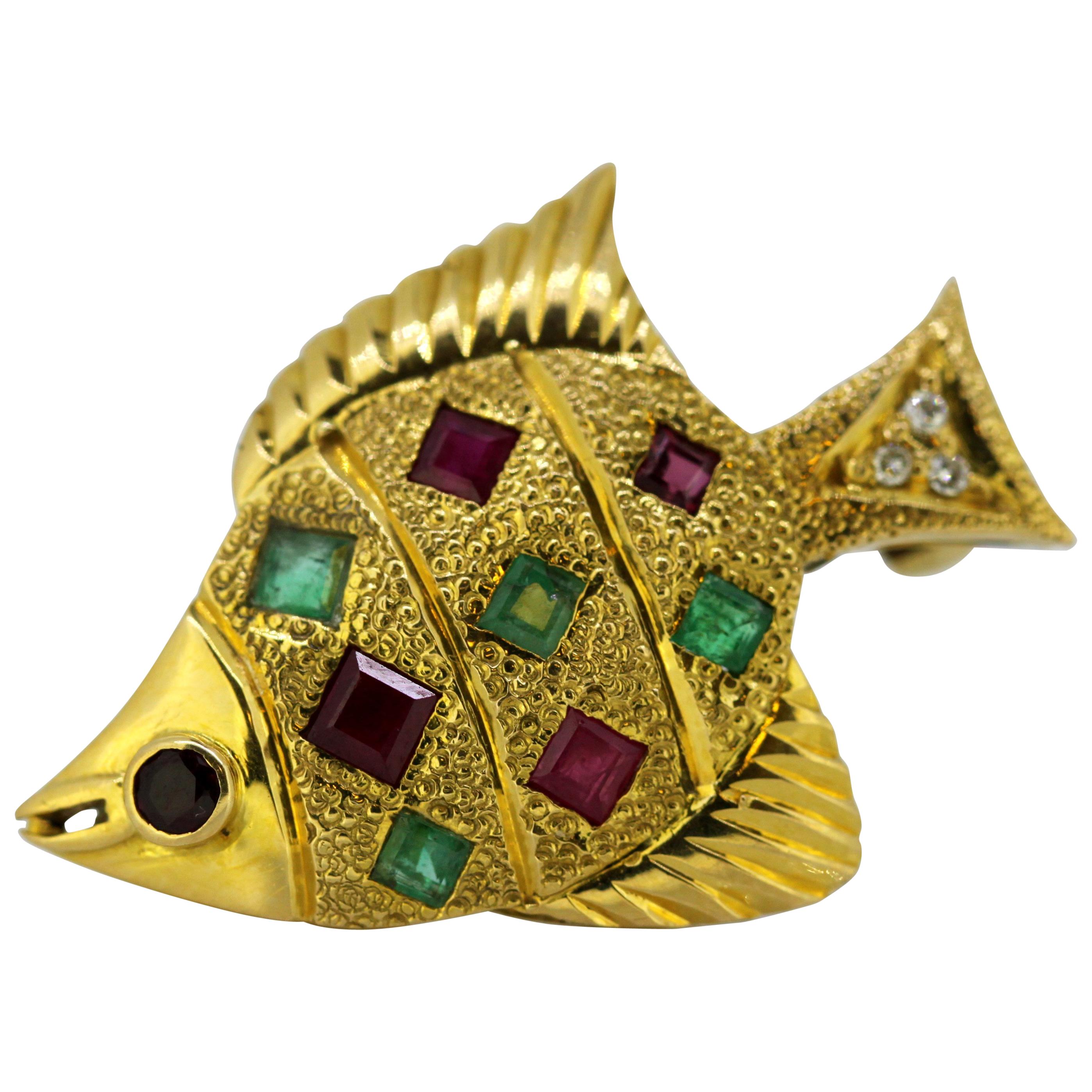 Vintage 18 Karat Gold Brooch/Pendant in the Shape of a Fish, circa 1970s