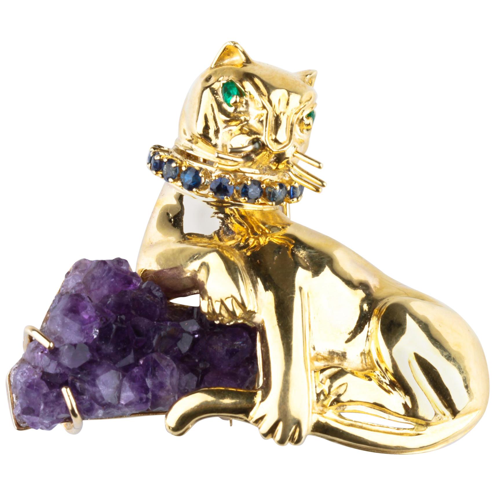 Cat with Geode Amethyst, Sapphire and Emerald 18 Karat Yellow Gold Brooch For Sale