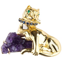 Brosche Katze mit Geode Amethyst, Saphir und Smaragd aus 18 Karat Gelbgold