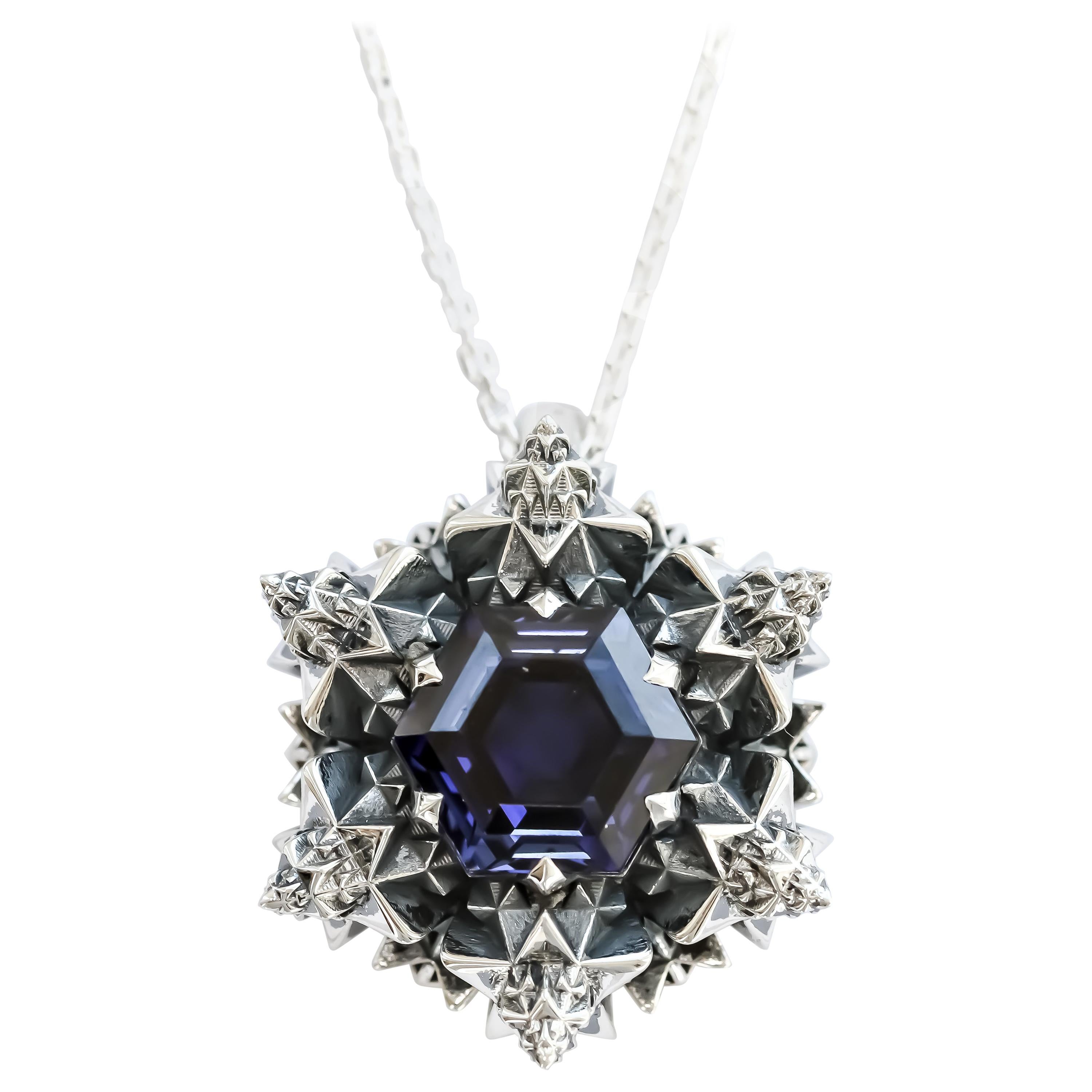 Questa collana con ciondolo Cosmic Creation, in edizione limitata, si ispira ai modelli del cosmo. Utilizzando la piattaforma Thoscene sviluppata da John Brevard, questo pezzo è stato progettato sulla base dei sistemi astrologici e della geometria