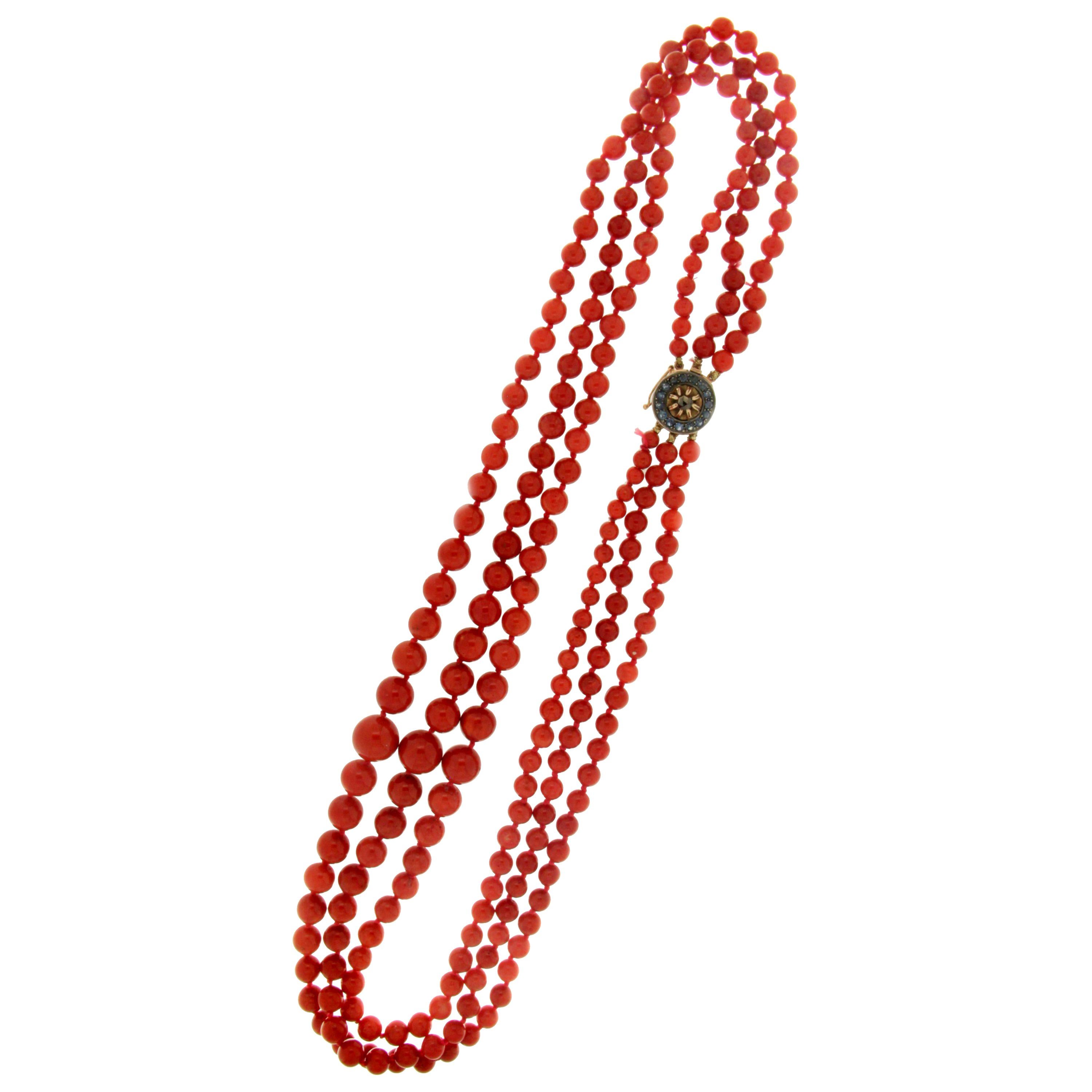 Collier multibrins en or jaune 14 carats et corail de Sardaigne en vente