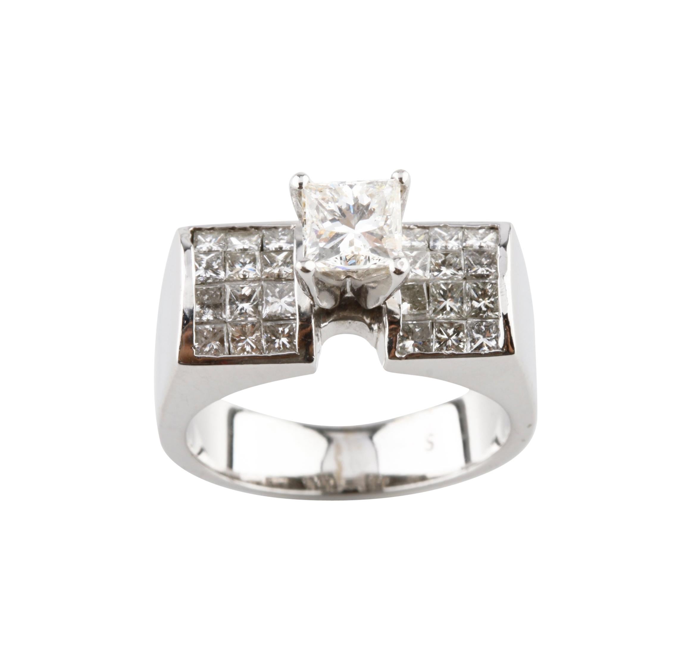 Bague solitaire en or blanc avec diamants taille princesse de 2,00 carats et accents