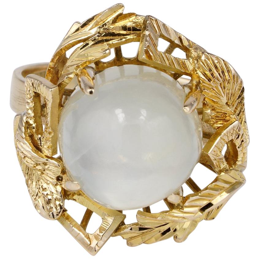 Charming 1950s Vintage 11.80 Carat Moonstone 14 Karat Gold Ring