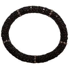 Flexibles Armband aus Weißgold mit 19 Karat schwarzen Diamanten