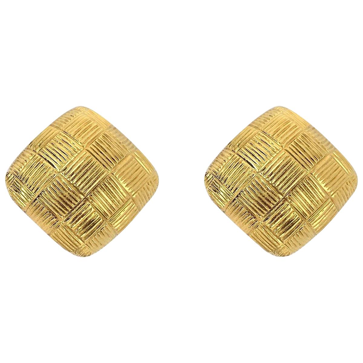 Boucles d'oreilles en or jaune 18 carats avec large clip en forme de poteau en vente