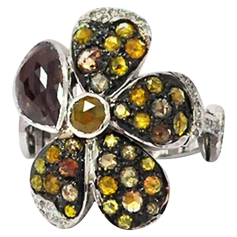 Anello con diamante di ghiaccio a forma di fiore in oro bianco 14 carati in vendita