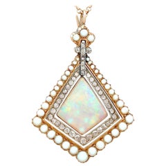Antiker 2,88 Karat Opal 0,84 Karat Diamant und Perle Gelbgold-Anhänger