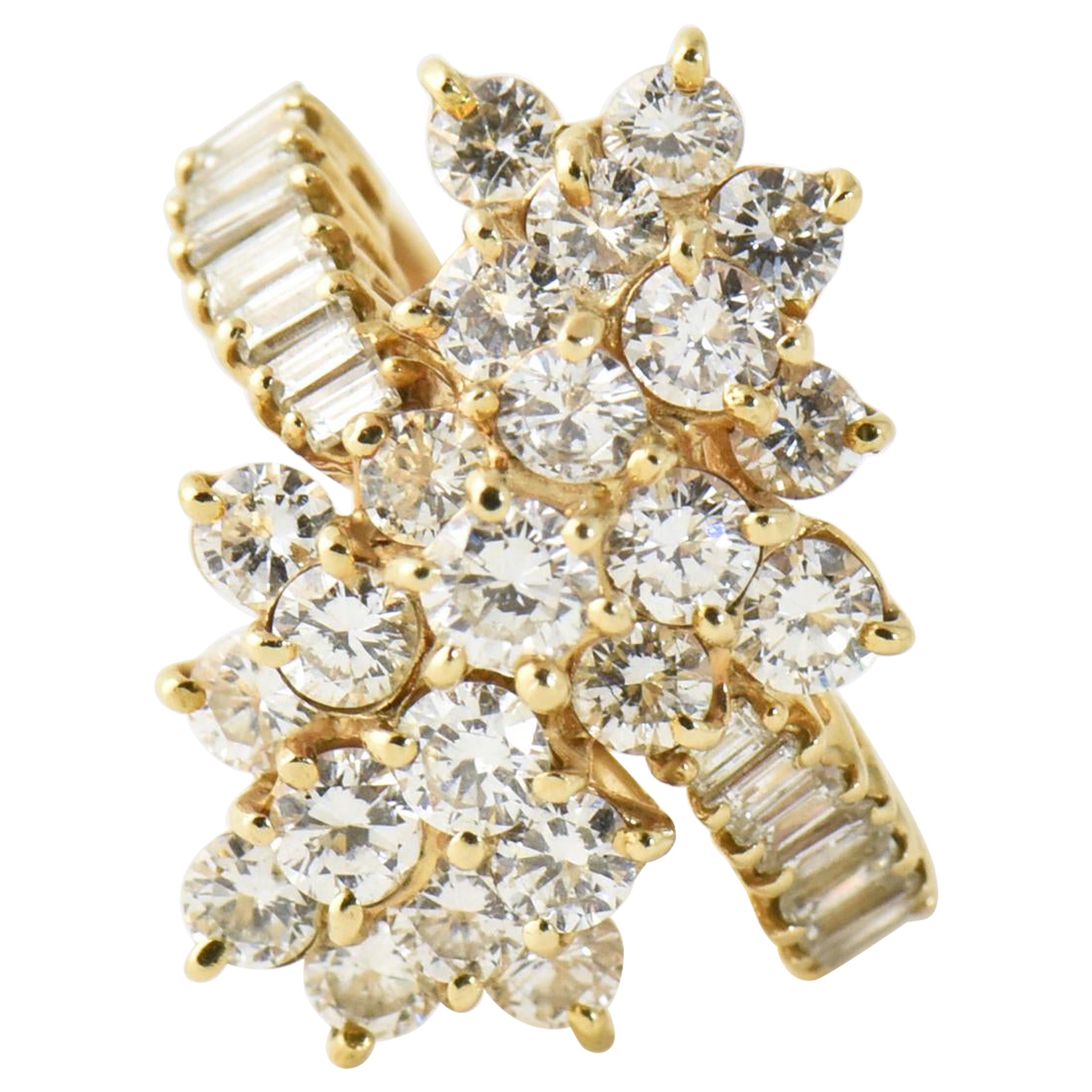 Anillo de Cóctel de Oro Amarillo Cruzado con Flor de Diamantes