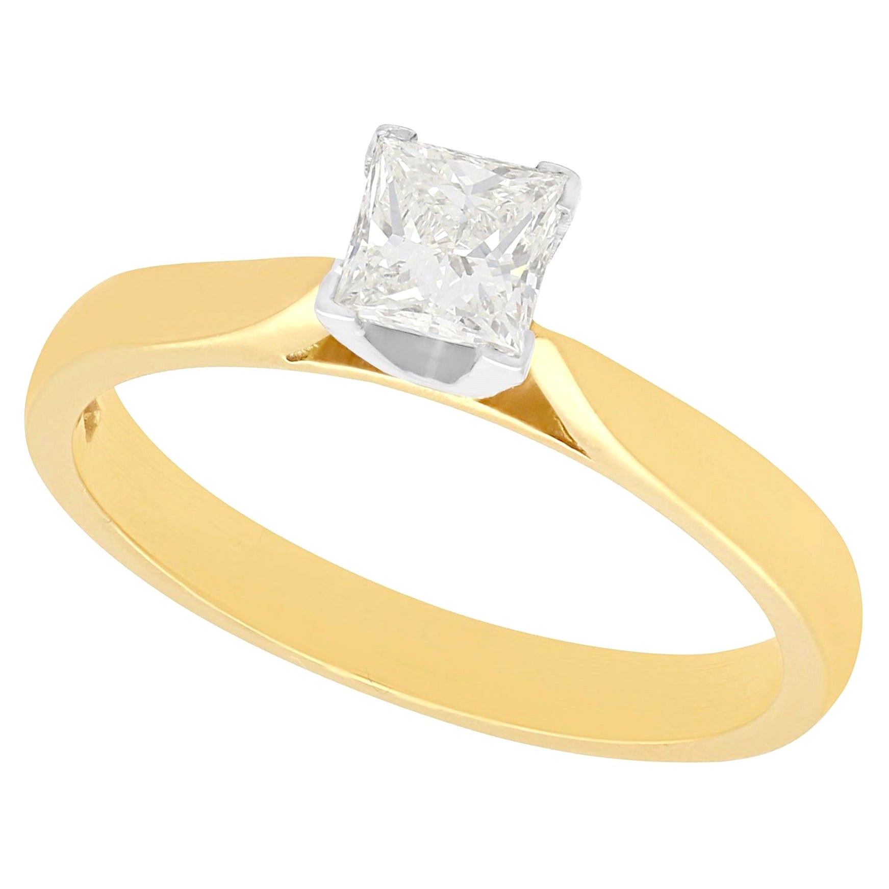Bague de fiançailles solitaire en or jaune et diamant de taille Princesse en vente
